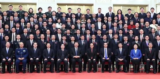 1月8日，国家科学技术奖励大会在北京人民大会堂隆重举行。党和国家领导人习近平、李克强、张高丽、王沪宁出席大会并为获奖代表颁奖。会前，习近平等党和国家领导人会见获奖代表并同大家合影留念。新华社记者 谢环驰 摄